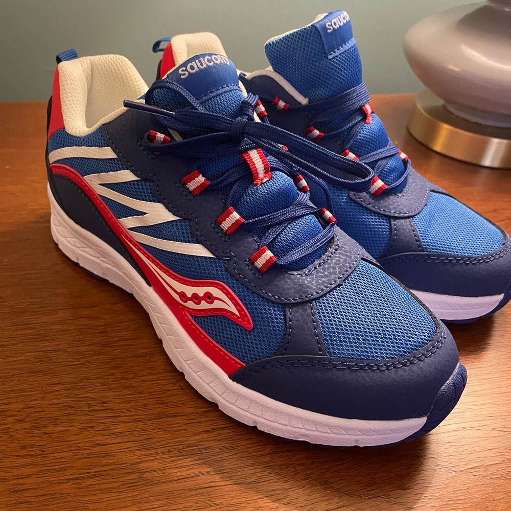 NWOT Boys Saucony Tennis Shoes Size 4